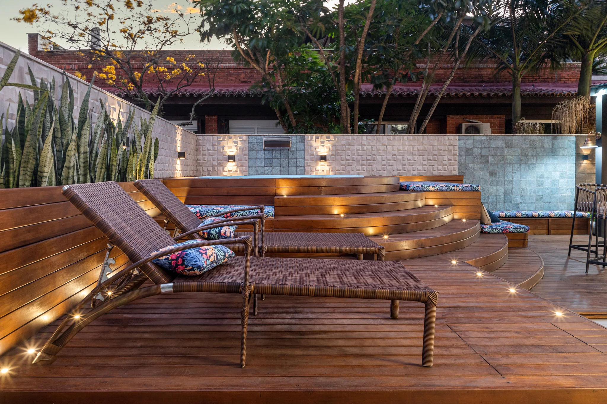 Deck externo ao entardecer — Apto Comendador Rheingantz