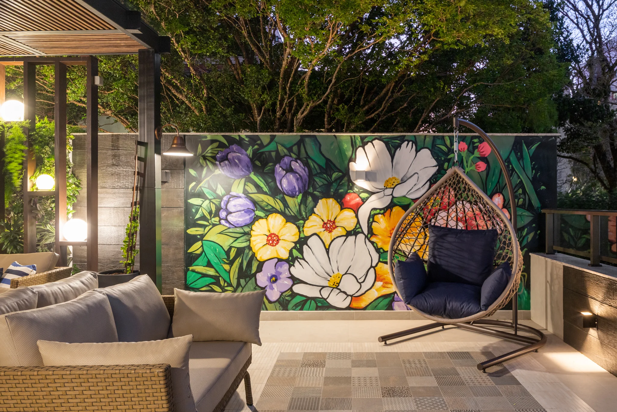 Varanda com painel mural floral ao entardecer — Apto Comendador Rheingantz