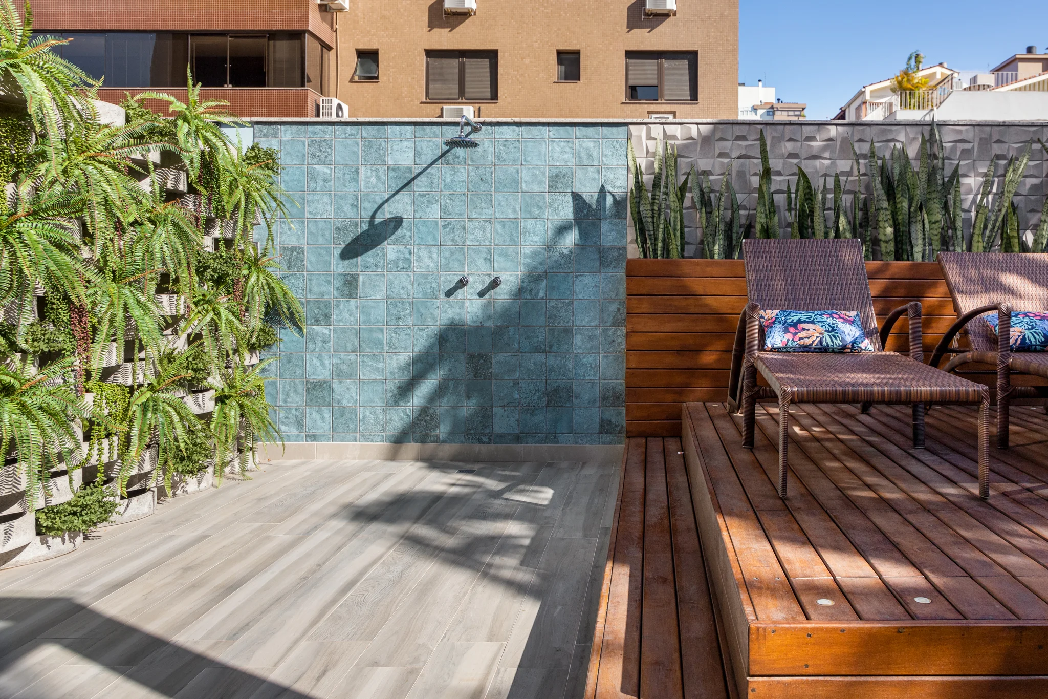 Área gourmet com deck e parede em azulejo — Apto Comendador Rheingantz