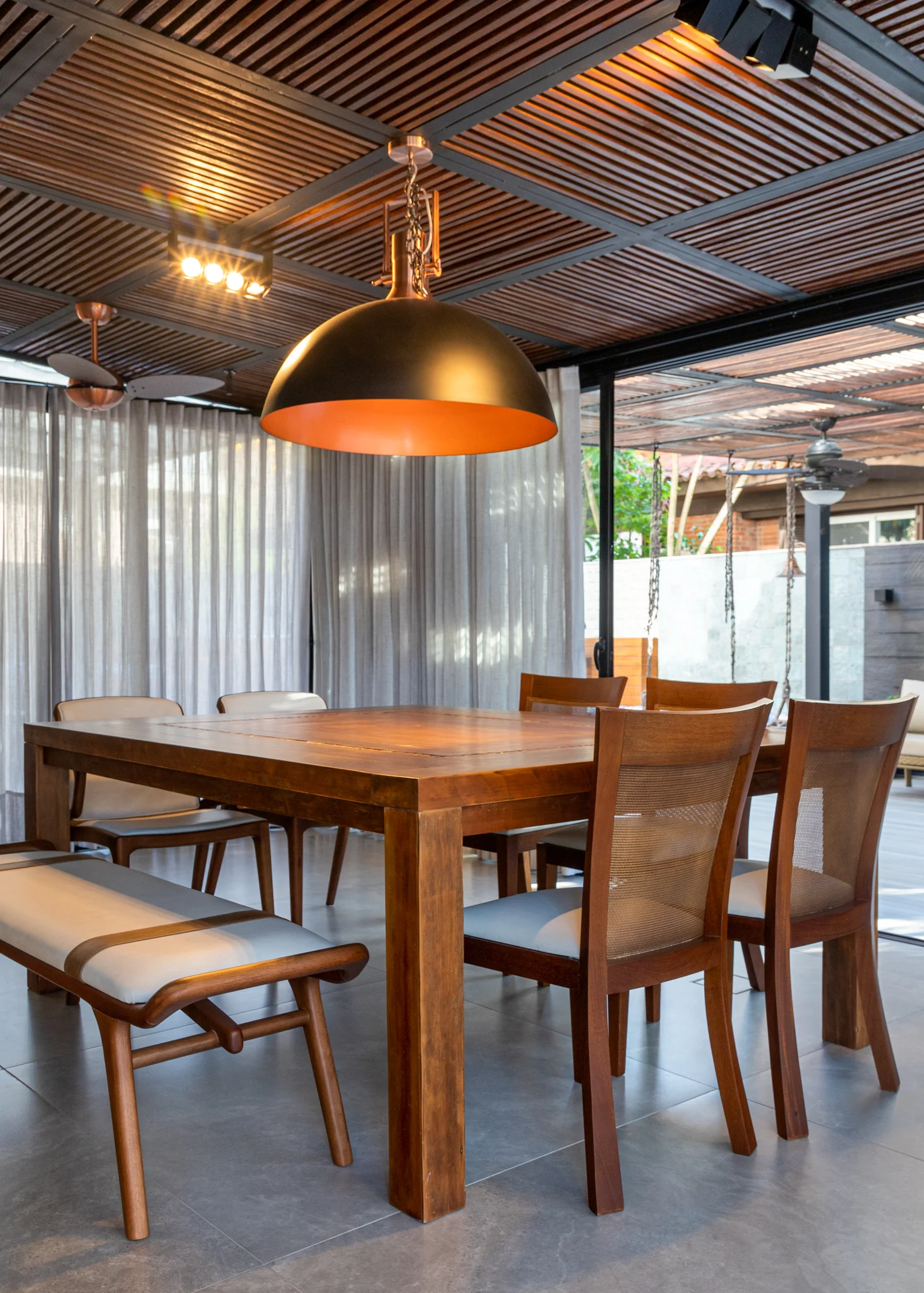 Sala de jantar com luminária de cobre — Apto Comendador Rheingantz